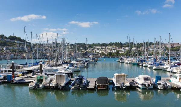 Dartmouth marina devon england Storbritannien båtar och yachter på floden med blå himmel under varma sommaren 2013 — Stockfoto