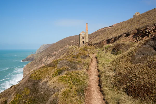 South West Coast Path Cornwall England UK with a tin mine near St Agnes Beaco — Stock Photo, Image