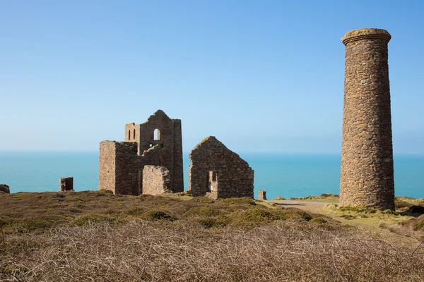 Costa de Cornwall y antigua mina de estaño Inglaterra Reino Unido cerca de St Agnes Beacon en el camino de la costa suroeste conocido como Wheal Coates — Foto de Stock