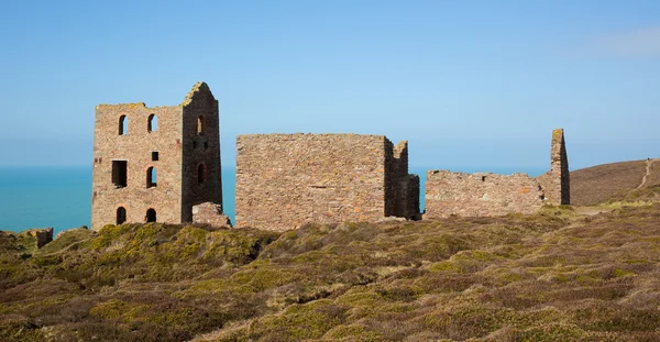 Costa della Cornovaglia e vecchia miniera di stagno Inghilterra Regno Unito vicino St Agnes Beacon sulla costa sud-occidentale Sentiero noto come Wheal Coates — Foto Stock