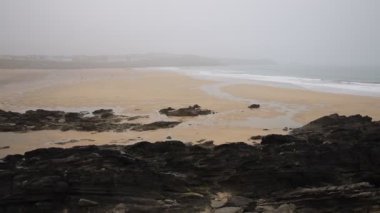 mistige ochtend op newquay strand cornwall Engeland uk