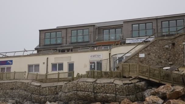 FISTRAL BEACH NEWQUAY CORNWALL-MARCH 14TH 2014:  The damage caused to the café and retail units on Fistral beach by the storms of 3rd January 2014 remains unrepaired — Stockvideo