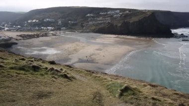 Porthtowan sahil yakınında st agnes cornwall İngiltere İngiltere'de popüler bir turizm Kuzey cornish miras kenarıporthtowan 비치 근처 세인트 아그네스 콘월 영국 영국 북쪽 cornish 유산 해 인기 있는 관광지