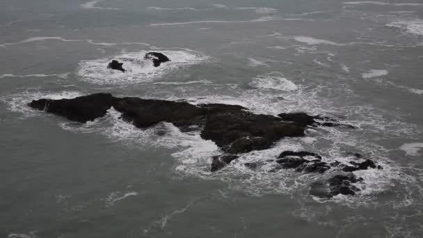 Havet bryta över stenar i cornwall england Storbritannien — Stockvideo