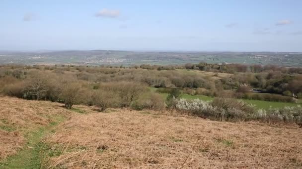 Blick von Schwarz auf den höchsten Hügel der Mendip-Hügel im Südwesten Englands in Richtung Blagdon Lake und Kautal — Stockvideo