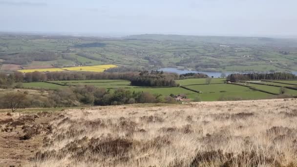Blick von Schwarz auf den höchsten Hügel der Mendip-Hügel im Südwesten Englands in Richtung Blagdon Lake und Kautal — Stockvideo