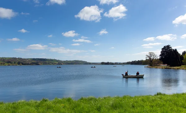 Blagdon Lake Somerset en Chew Valley en el borde de las colinas de Mendip al sur de Bristol proporciona agua potable, pero también se utiliza para la pesca y es una reserva natural — Foto de Stock
