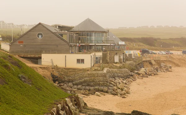 FISTRAL BEACH NEWQUAY CORNWALL-MARCH 14TH 2014:  The damage caused to the café and retail units on Fistral beach by the storms of 3rd January 2014 remains unrepaired — 스톡 사진