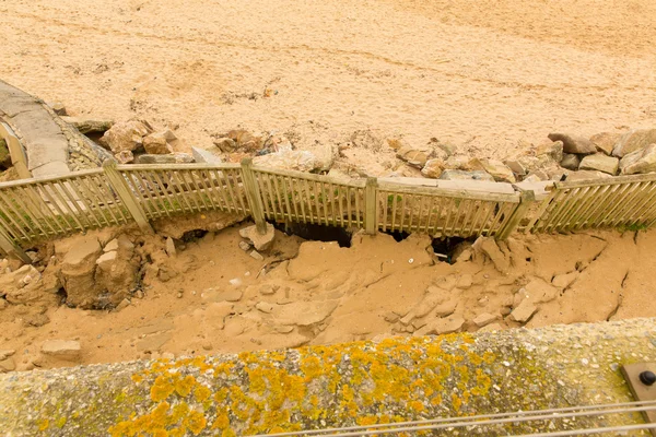 FISTRAL BEACH NEWQUAY CORNWALL-MARCH 14 2014: Os danos causados ao café e às unidades de varejo na praia de Fistral pelas tempestades de 3 de janeiro de 2014 permanecem não reparados — Fotografia de Stock