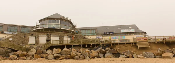 FISTRAL BEACH NEWQUAY CORNWALL-14 DE MARZO DE 2014: Los daños causados a las unidades de café y retail en la playa de Fistral por las tormentas del 3 de enero de 2014 permanecen sin reparar —  Fotos de Stock