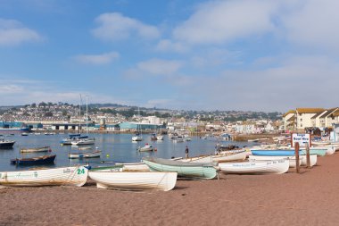 geleneksel tekneler teign Nehri teignmouth devon turizm kenti ile mavi gök renkli bir sahil sahnesi Türkçe
