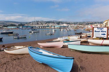 geleneksel tekneler teign Nehri teignmouth devon turizm kenti ile mavi gök renkli bir sahil sahnesi Türkçe