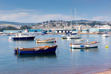 geleneksel tekneler teign Nehri teignmouth devon turizm kenti ile mavi gök renkli bir sahil sahnesi Türkçe