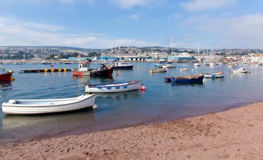 geleneksel tekneler teign Nehri teignmouth devon turizm kenti ile mavi gök renkli bir sahil sahnesi Türkçe