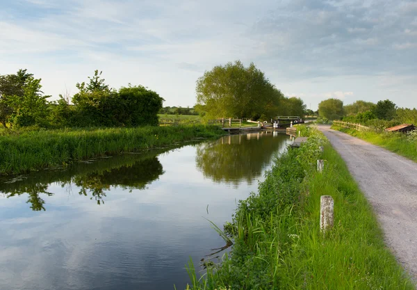 English countryside scene with canal and lock gates — Stock Photo, Image