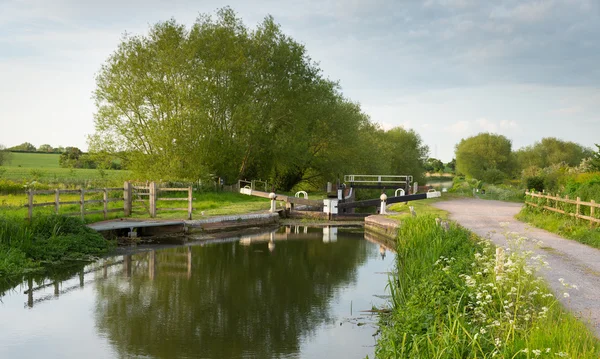 Cena rural inglesa com canal e portões de bloqueio — Fotografia de Stock