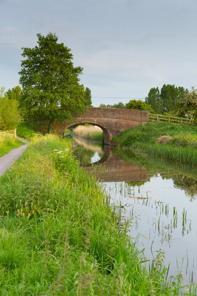 Scène de campagne anglaise avec pont sur une rivière — Photo