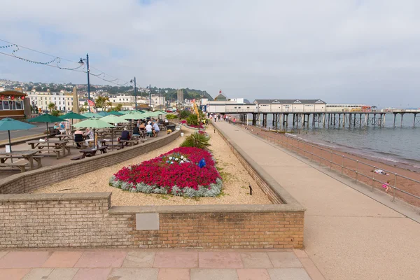 Kleurrijke bloemen en vakantiegangers teignmouth pier en het strand devon Engeland uk — Stockfoto