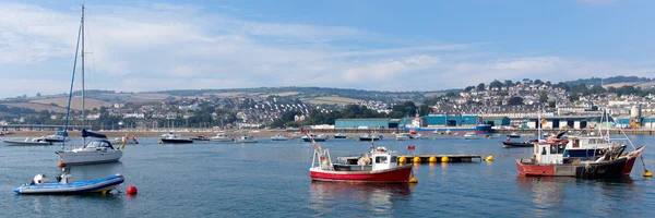 Geleneksel tekneler teign Nehri teignmouth devon turizm kenti ile mavi gök renkli bir sahil sahnesi Türkçe — Stok fotoğraf