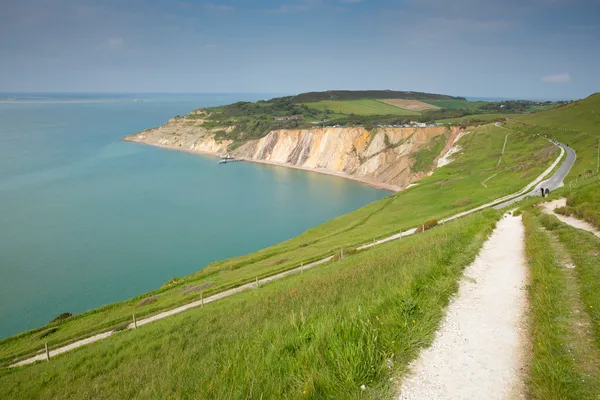 Caminho costeiro Alum Bay Isle of Wight bela praia e rochas e baía ao lado da atração turística Needles — Fotografia de Stock