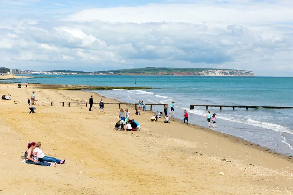 Holidaymakers and tourists on the beach at Shanklin Isle of Wight — Stock Photo, Image