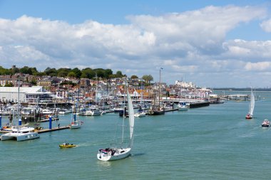 Cowes liman wight Adası tekneleri ve mavi gökyüzü ile