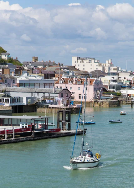 Kühe Hafen Isle of Wight mit Booten und Yachten an einem ruhigen blauen Sommertag — Stockfoto