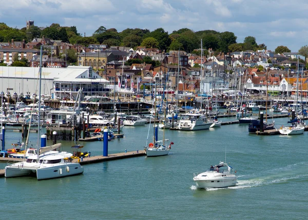 Puerto de Cowes Isla de Wight con barcos y cielo azul — Foto de Stock