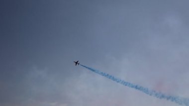 jet uçağı çapraz sağ sol duman ile taşıma