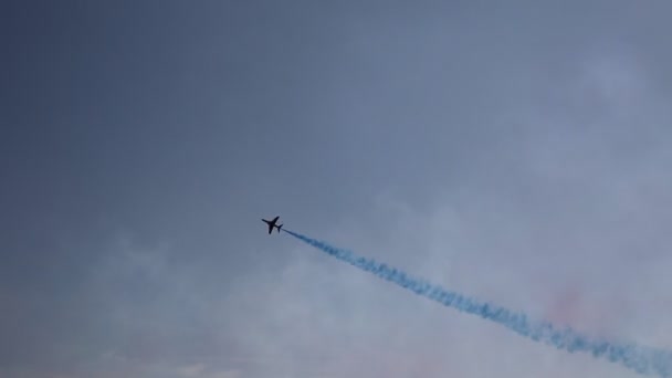 Düsenflugzeug bewegt sich diagonal von rechts nach links mit Rauch — Stockvideo