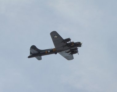 Dünya Savaşı'nda Amerika Birleşik Devletleri Ordusu Hava Kuvvetleri usaaf tarafından kullanılan ve boeing tarafından üretilen kale bombacı b-17 uçak uçan