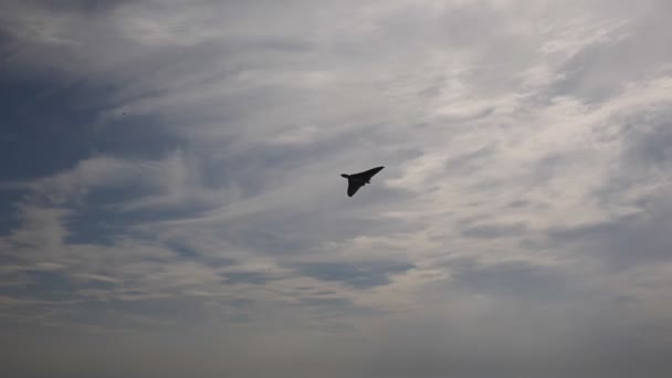 Eski İngiliz Kraliyet Hava Kuvvetleri tarafından kullanılan Vulkan bombardıman uçağı askeri uçak — Stok video