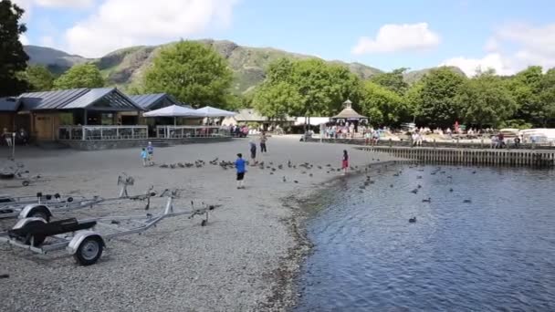 Coniston víz tóvidék Anglia Egyesült Királyság a kacsák és a turisták egy gyönyörű napsütéses nyári napon ez a népszerű turisztikai attrakció — Stock videók