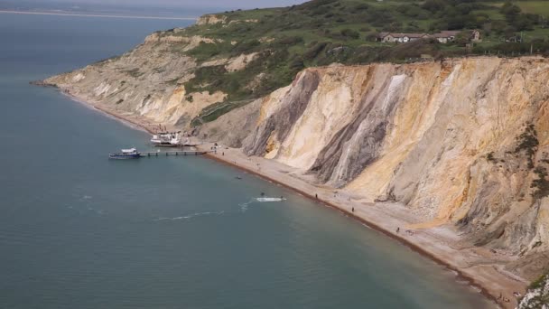 Alum Bay Isla de Wight hermosa playa y rocas y bahía junto a la atracción turística Agujas — Vídeos de Stock