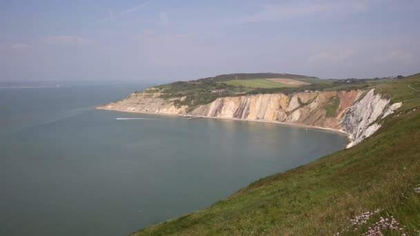 Alum Bay Isle of Wight bela praia e rochas e baía ao lado da atração turística Needles — Vídeo de Stock