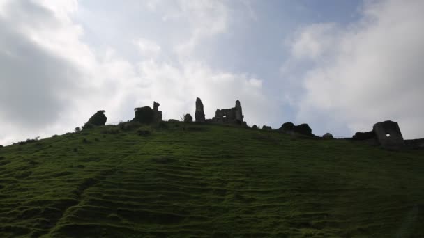 Felnézett a corfe castle dorset Anglia angol erődítmény romjai — Stock videók
