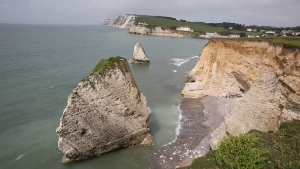 Acqua dolce Bay Isola di Wight una città turistica sulla costa sud-occidentale di questa isola inglese — Video Stock