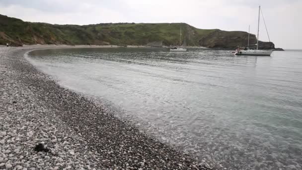 Hladiny moře a pláže lulworth zátoce dorset, Anglie — Stock video