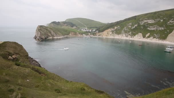 Bateaux au départ de Lulworth Cove Dorset Angleterre — Video