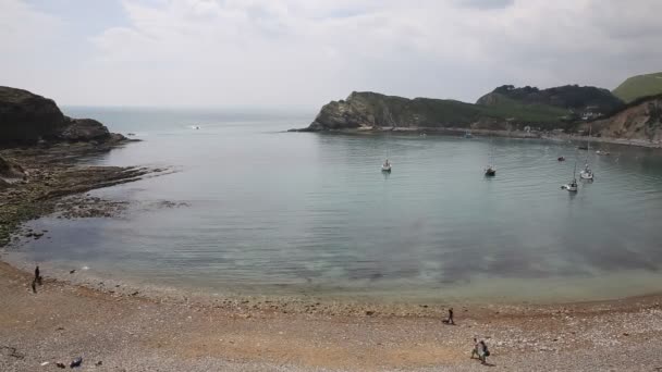 Відпочиваючих і туристів lulworth cove dorset Англії Великобританії — стокове відео