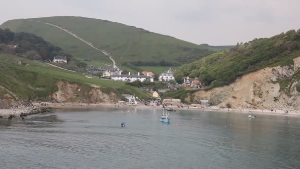 Гавань в lulworth cove Дорсете Англия Великобритания — стоковое видео