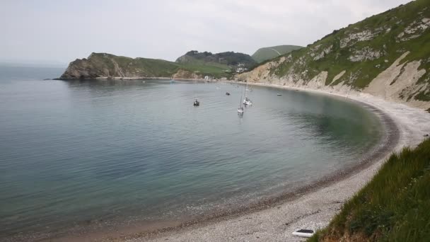 Udsigt over Lulworth Cove Dorset England top turistattraktion på engelsk Jurassic Coast – Stock-video