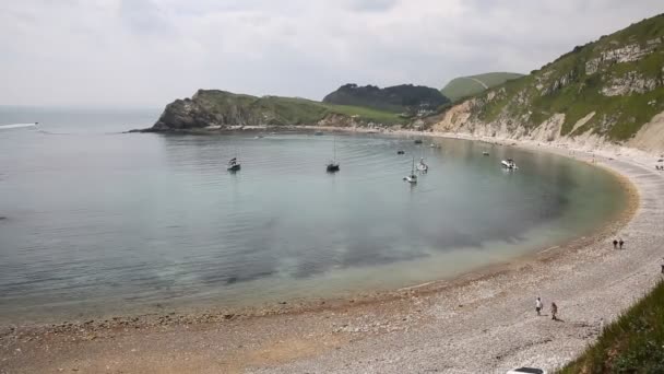 Отдыхающие и туристы Lulworth Cove Dorset England UK — стоковое видео