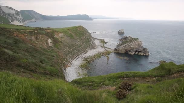 Черепичный пляж Mupe Bay к востоку от Lulworth Cove Dorset England и является частью Юрского побережья Всемирного наследия — стоковое видео