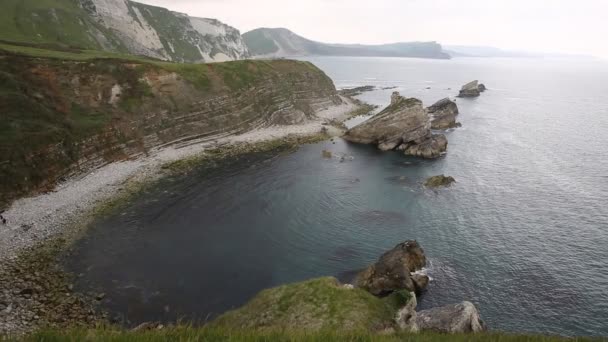 Mupe 湾卵石滩东侧拉尔沃思湾英格兰多塞特郡和是侏罗纪海岸世界文化遗产的一部分 — 图库视频影像