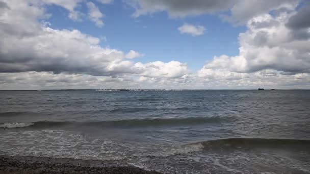 Vista sobre el mar desde la Isla de Wight hasta el continente inglés en Hampshire — Vídeo de stock
