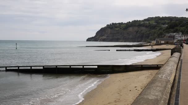 Shanklin beach Isle of Wight popular tourist and holiday town with sea lapping in — Stock Video