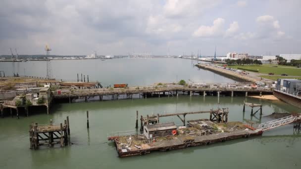 Vue des quais de Southampton depuis l'île de Wight ferry — Video