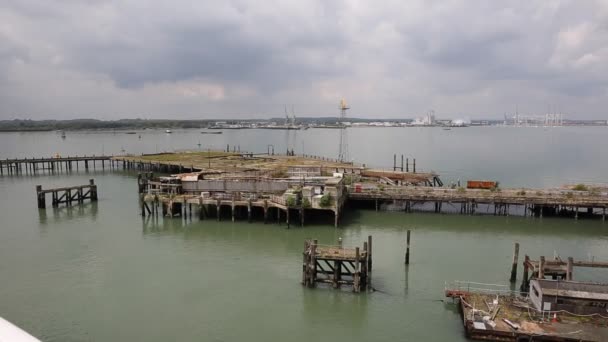 Pohled na southampton doky z trajektu isle of wight — Stock video