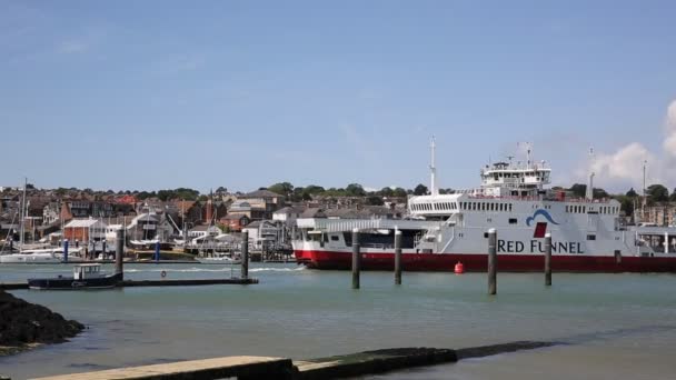 Cowes harbour Isle of wight bırakarak kırmızı huni feribot — Stok video